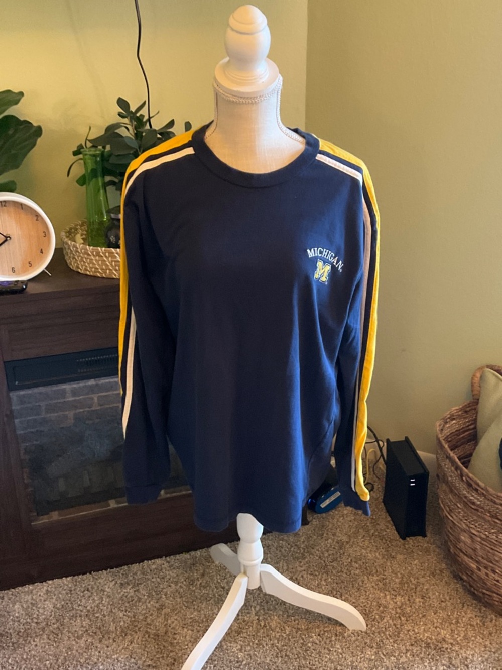 Vintage Men’s Size Large Michigan Long Sleeve Tee